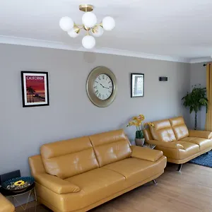 https://pass-the-keys-amazing-4-bedroom-property-hot-tub-sea-views.yorkshirehotels.net
